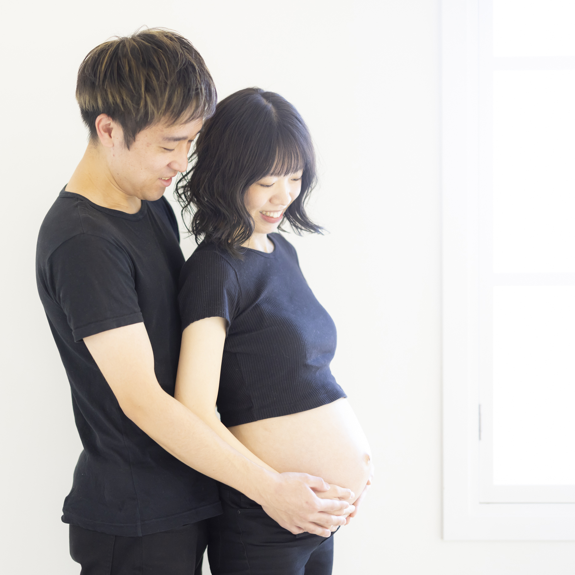 マタニティフォト。お腹を触っている。