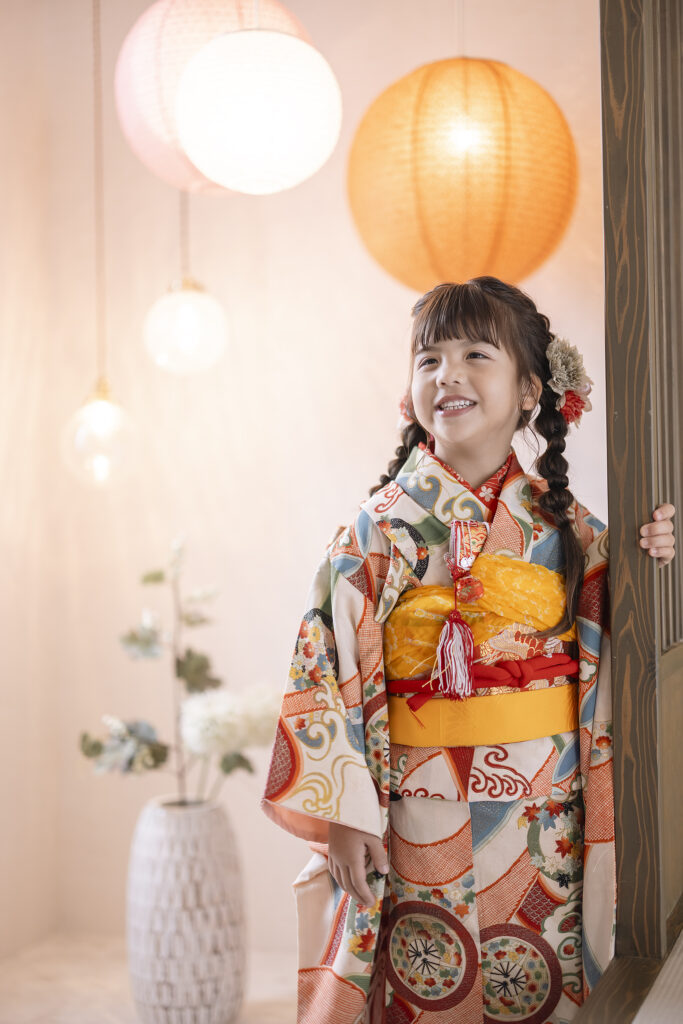 七五三の七歳の女の子のスタジオ写真。小紋柄の着物。