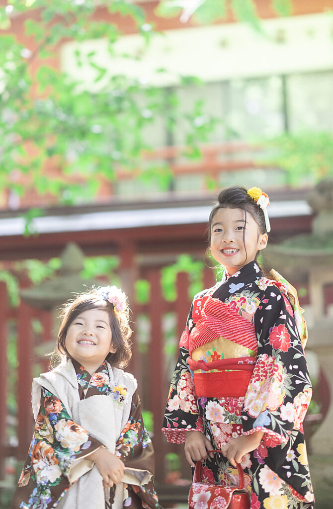 秩父神社で七五三を記念して撮影された、華やかな着物を着た姉妹のロケーションフォト