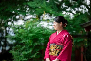 秩父神社でロケーション撮影した、エンジ色の振袖の成人式前撮り