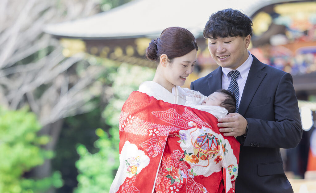 お宮参りの記念に秩父神社で掛け着を来て撮影した写真
