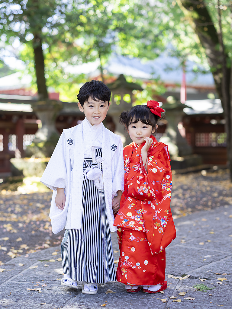 秩父神社で七五三参りをする5歳と3歳の兄妹の着物姿