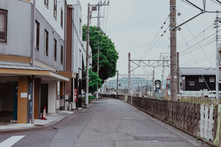 線路沿いの3Fスタジオ入り口