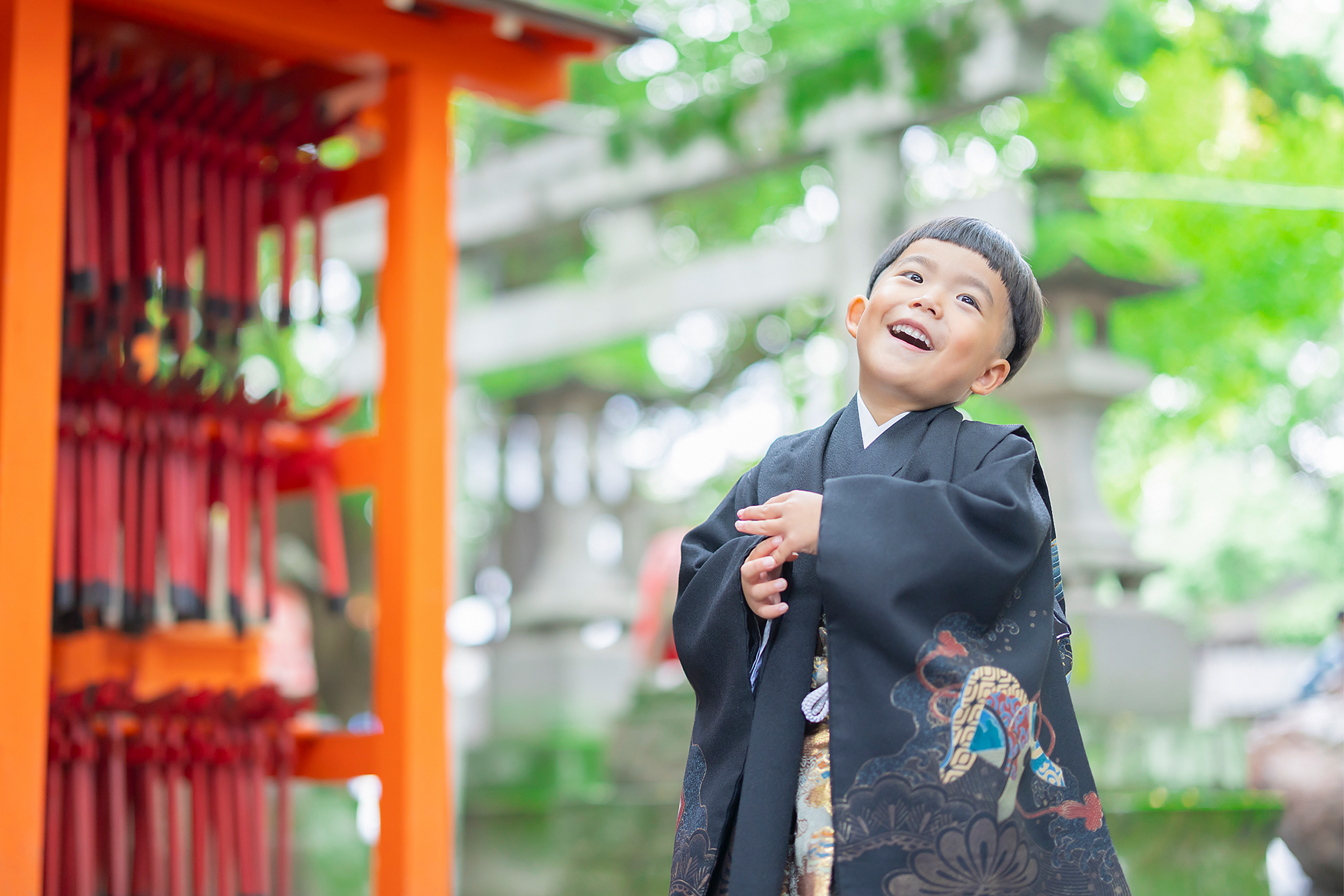 秩父神社で七五三を祝う五歳の男の子が着物を着て笑っている写真
