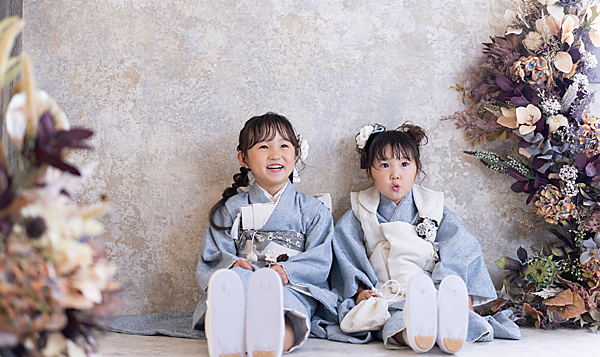フォトスタジオで七五三の記念写真。お揃いの着物を着た姉妹