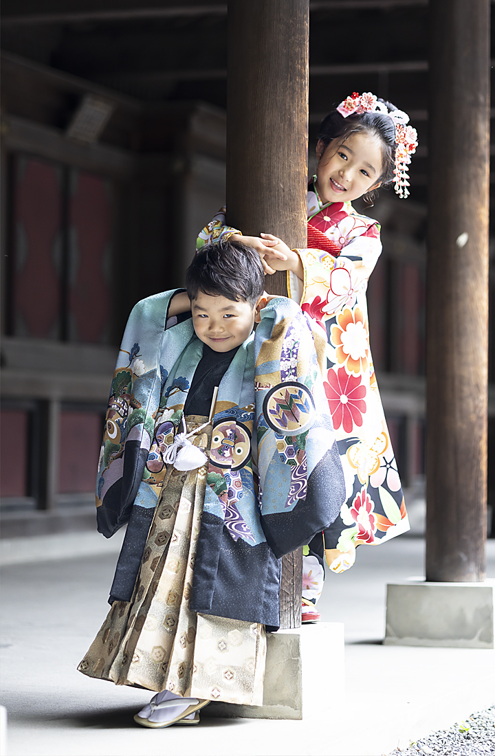 秩父神社での七五三の姉弟の写真。華やかな着物を着た姉弟のロケーションフォト