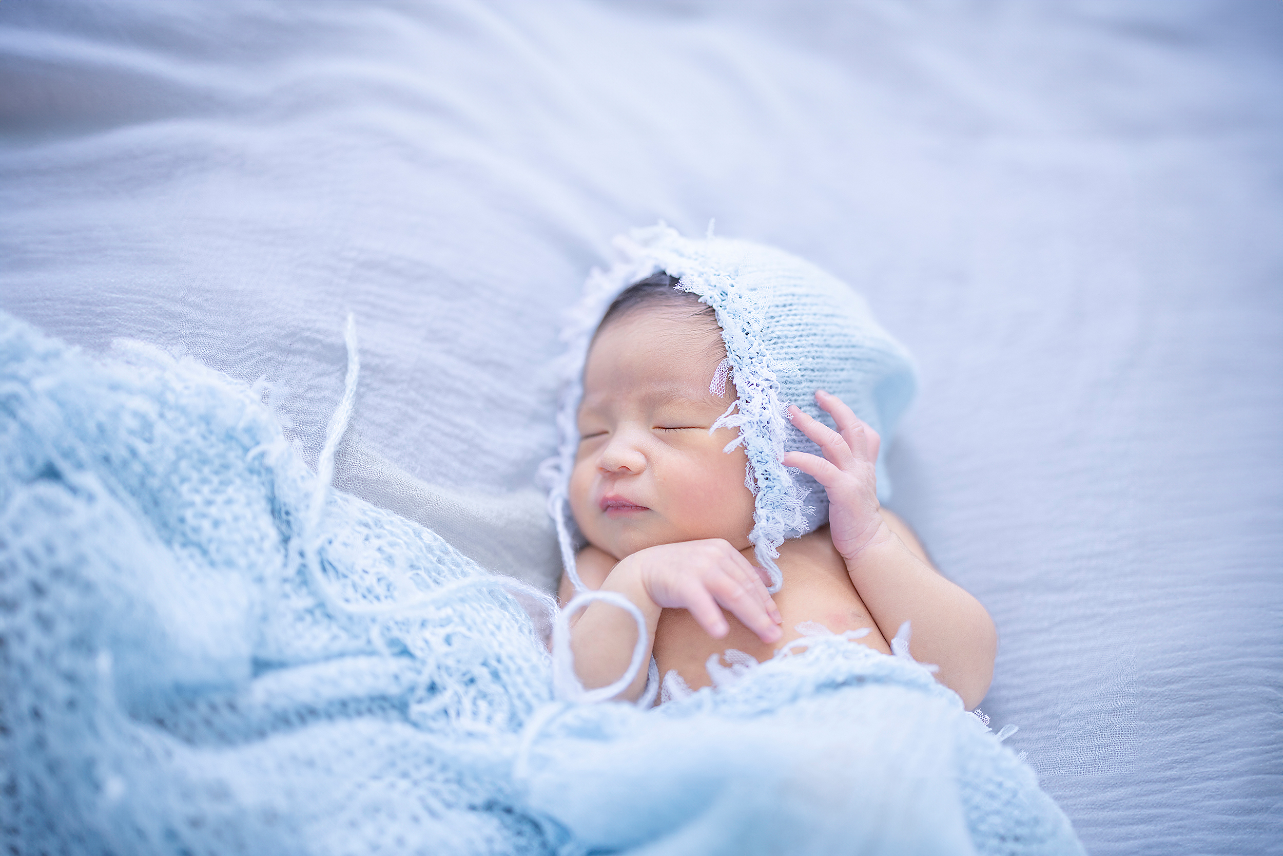 布にくるまれて眠る新生児の愛らしい姿