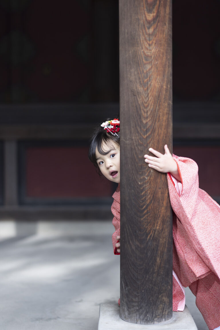 秩父神社で七五三を迎えた3歳女児の赤いモダン着物姿