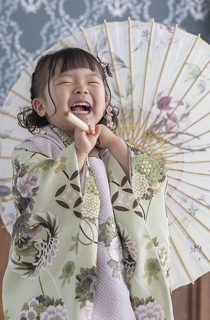 七五三三歳女の子｜着物姿で番傘を持つ笑顔の記念写真