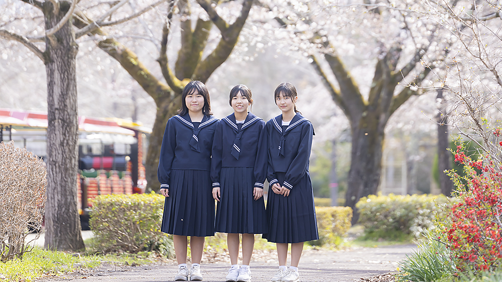 中学校の入学記念に秩父ミューズパークで友達と記念写真