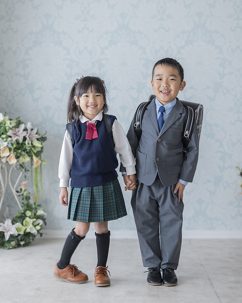 入園記念の兄妹写真|手をつないだスタジオ撮影