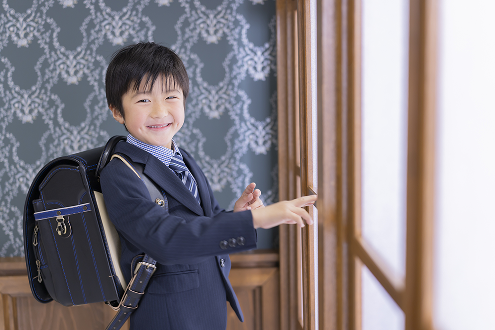 秩父のスタジオでランドセル姿の男の子が笑顔の小学校入学記念写真