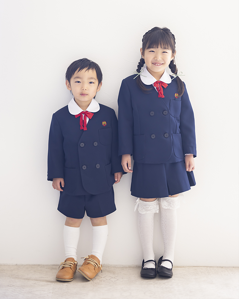 卒園記念でスタジオ撮影をする姉と弟が手をつないでいる様子