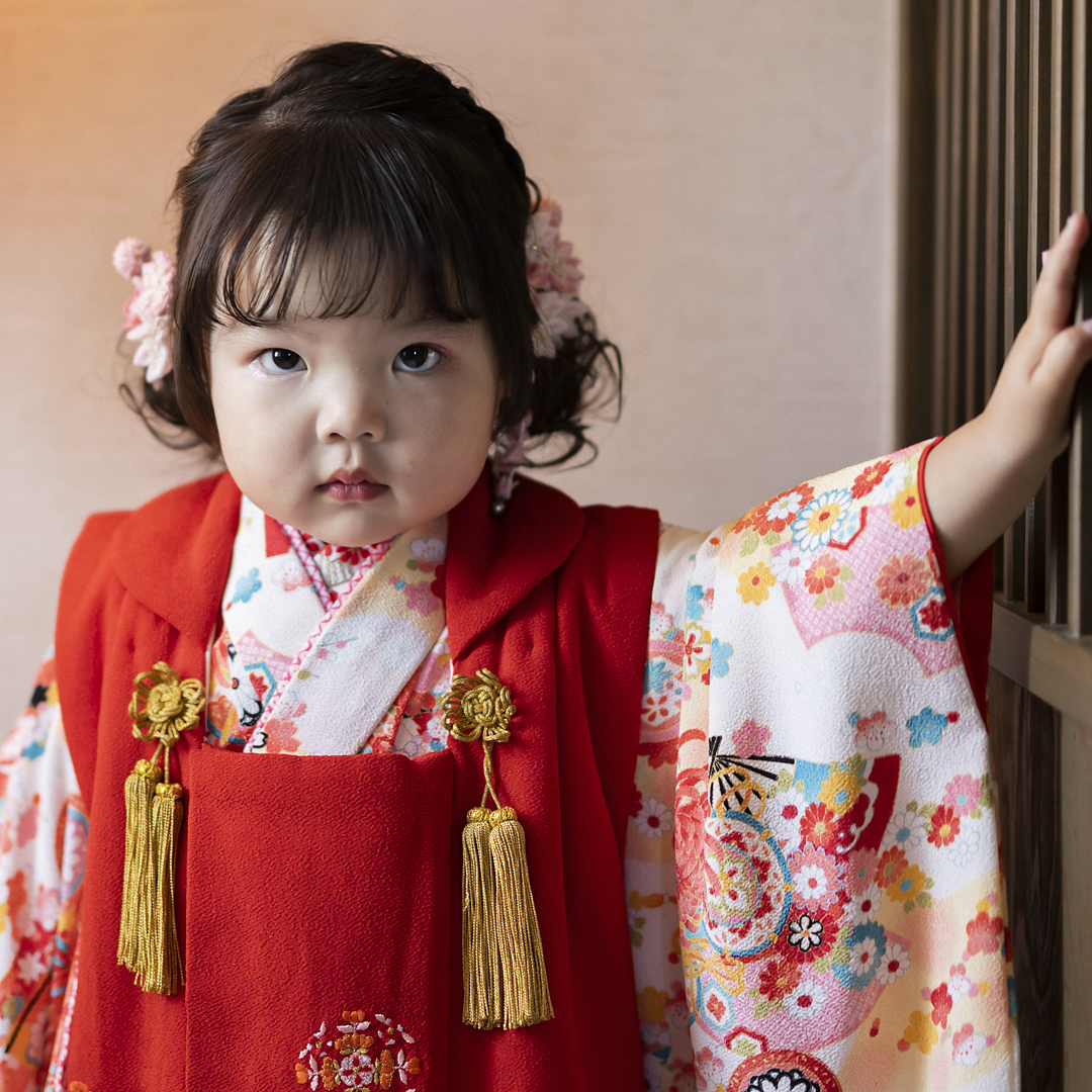七五三の3歳の女の子。
赤い着物で決めポーズ