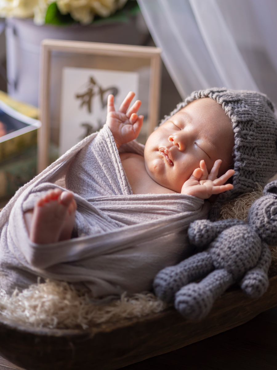 自然光に包まれた神秘的でやさしい雰囲気のニューボーンフォト