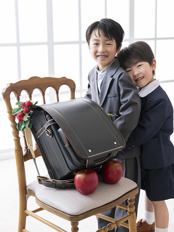 入学記念にランドセルと一緒に仲良し兄弟の写真。