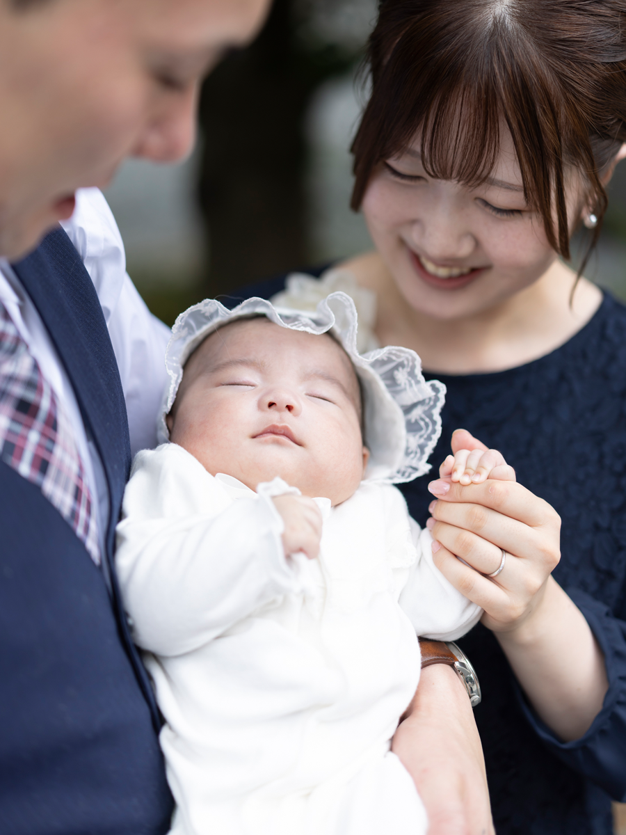 秩父神社で赤ちゃんを見つめる幸せそうな両親のお宮参り写真