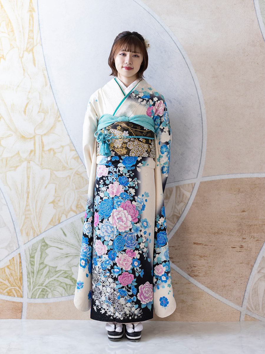 青の大きな花柄が美しい振袖を着た成人式の女性