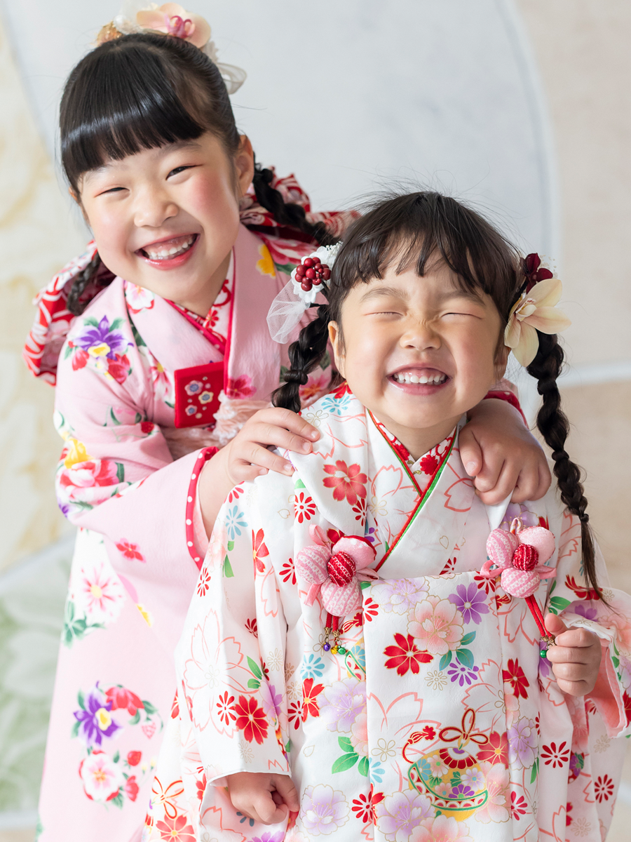 笑顔で楽しそうな3歳と7歳の姉妹の七五三写真