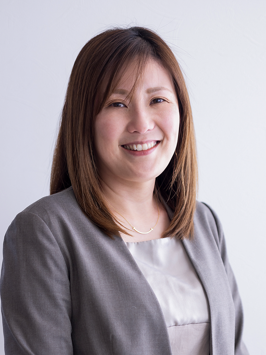 自然な表情で好印象を与える女性の証明写真