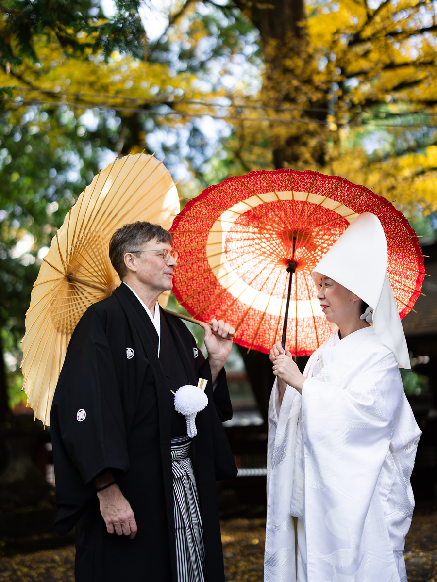秩父神社で白無垢を纏い寄り添う二人のウェディングフォト
